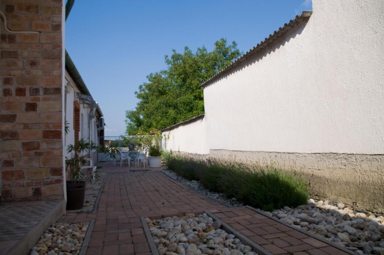 Apartamento Notas Tuecsoek Vendeghaz Agyagosszergény Exterior foto